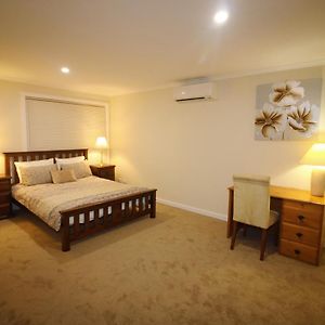 Silver House - Melbourne Airport Accommodation - 7 Minutes From Melbourne Airport